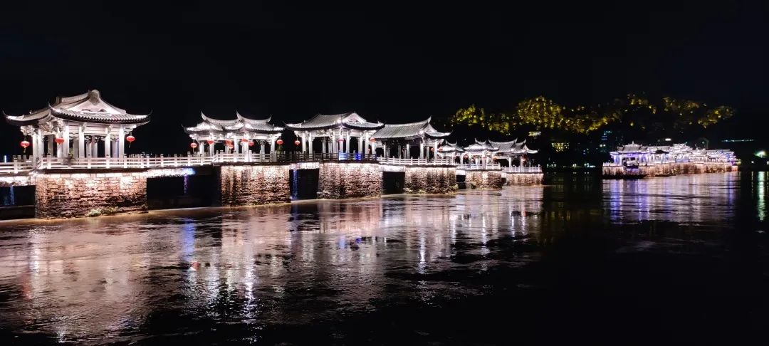 潮州古城樓的夜景，倒映一江水，如詩如畫。